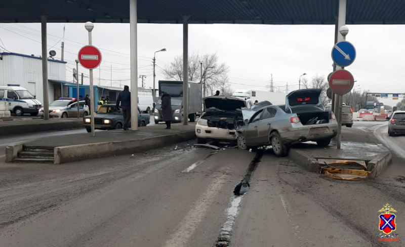 Под Волгоградом на посту ДПС лоб в лоб столкнулись две машины