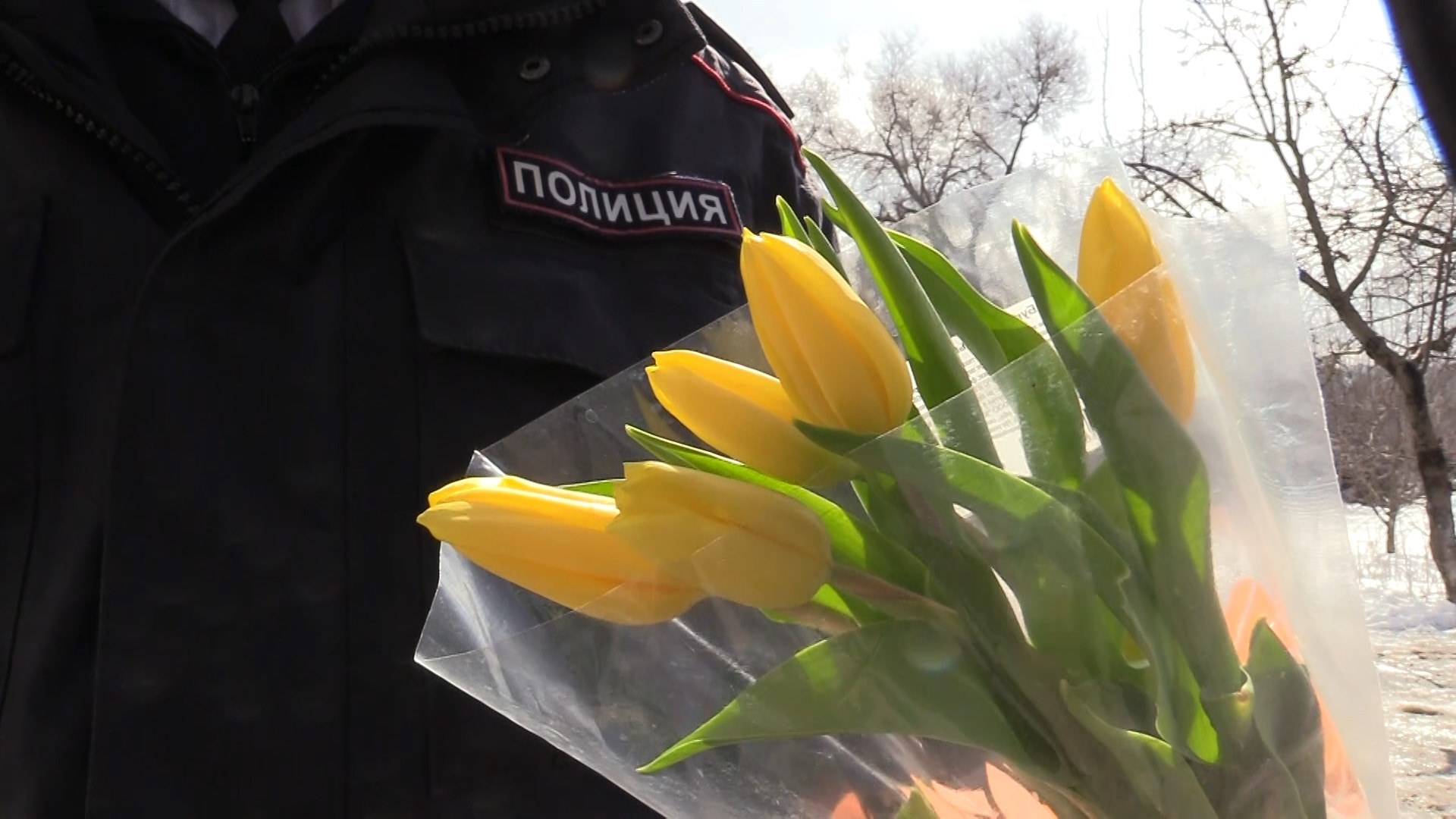 Волгоградские полицейские и общественники присоединились к акции «8 марта — в каждый дом»