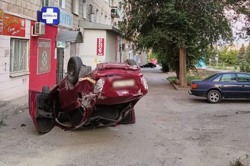 В Волгоградской области перевернулась машина