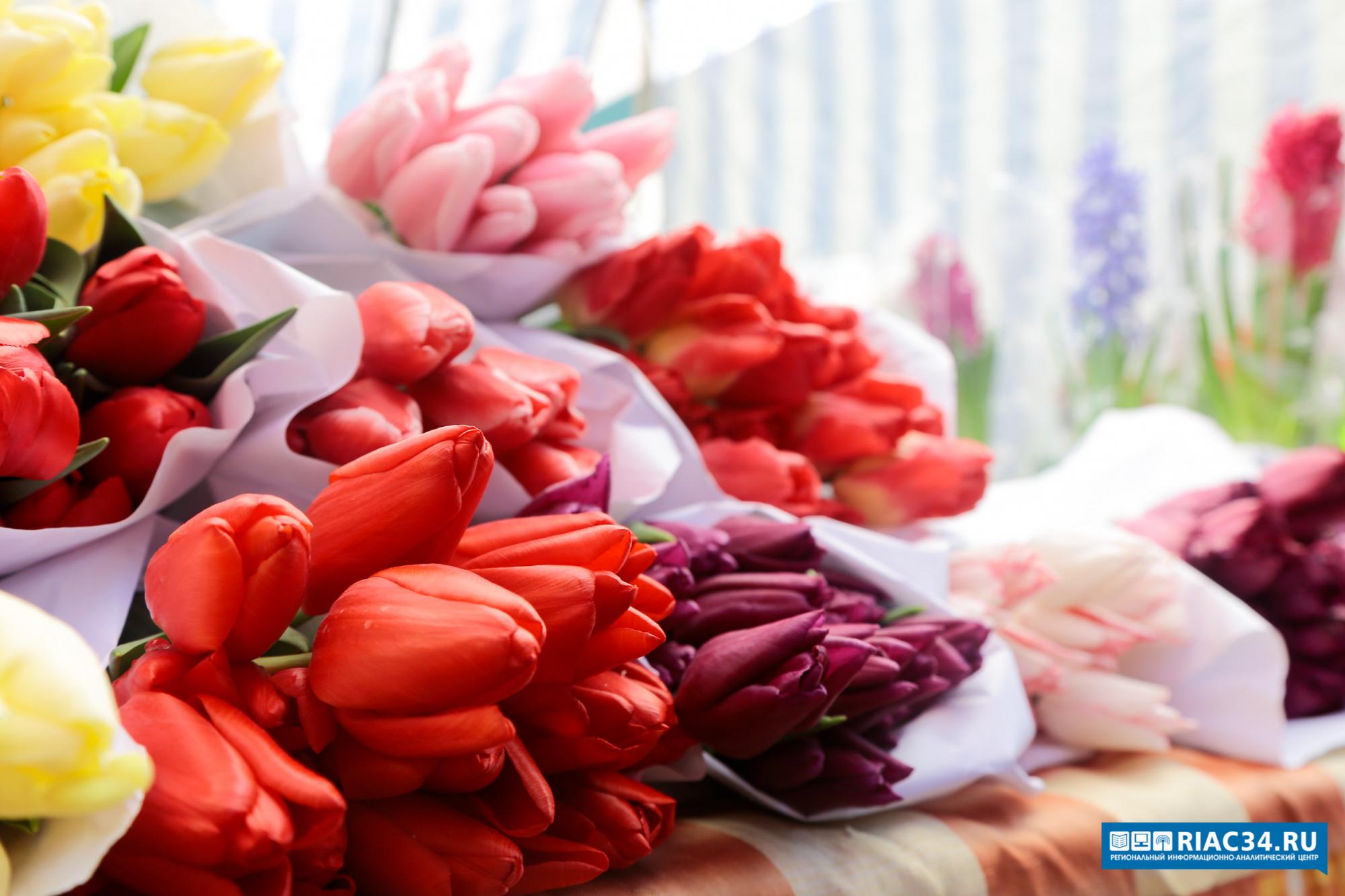 В Волгоградской области подарили цветы женщинам-военнослужащим