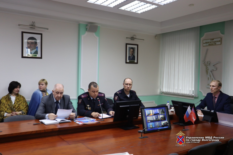 Волгоградские полицейские провели беседу с сотрудниками Социального фонда