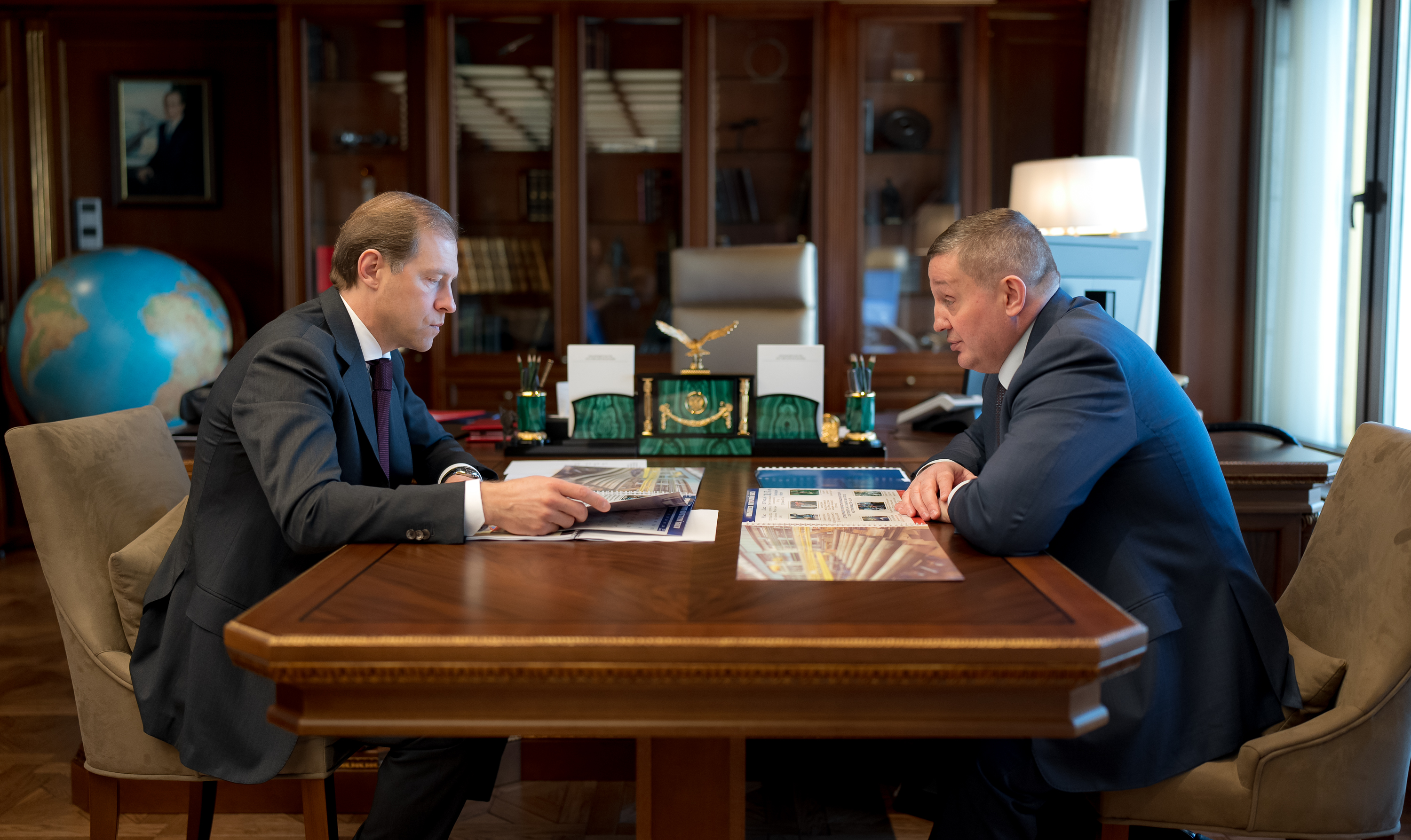 Губернатор Волгоградской области встретился с министром промышленности и торговли РФ