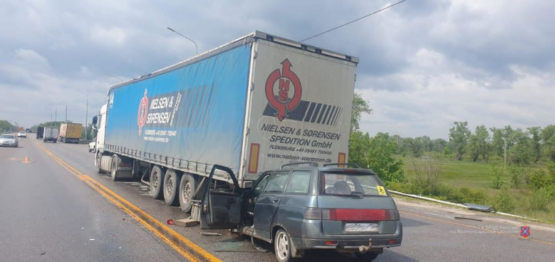 В Волгоградской области пожилая автоледи врезалась в грузовик