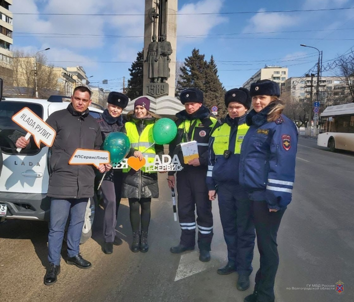 Волгоградские сотрудницы Госавтоинспекции поздравили водителей с 23 февраля