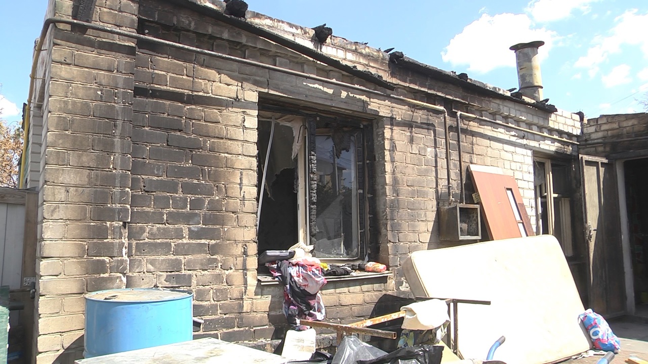 В Волгограде у многодетной семьи сгорел дом