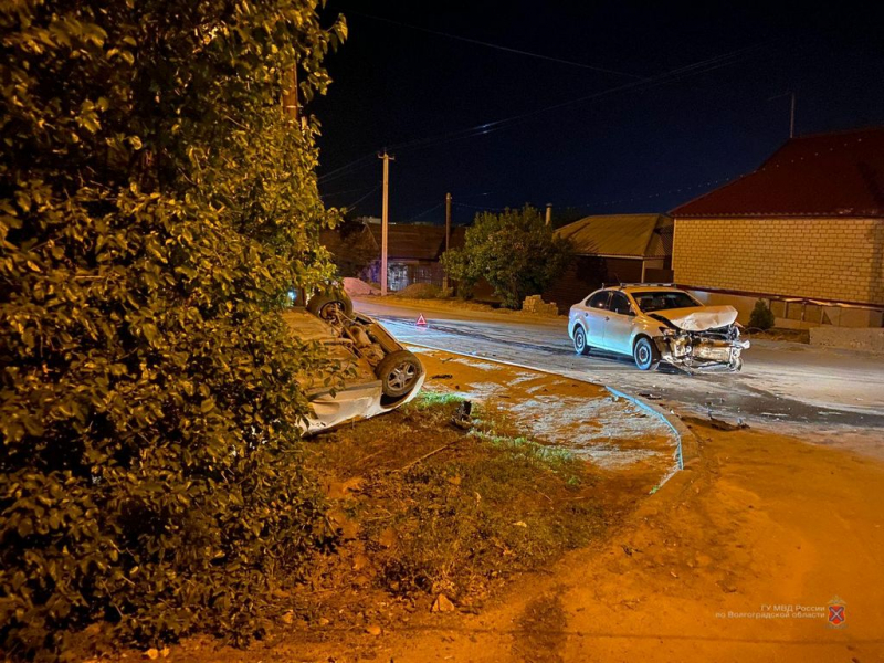 В Волгограде после аварии перевернулся автомобиль