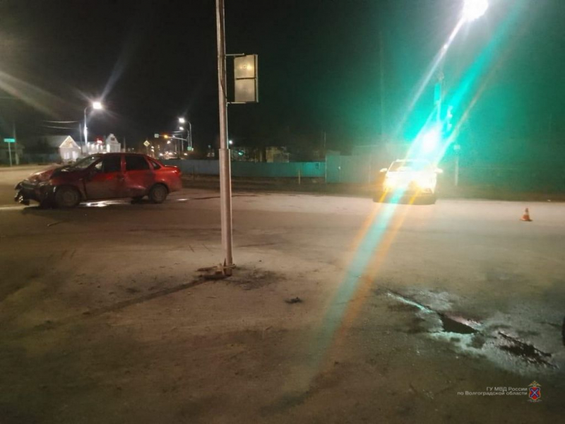В Волгоградской области автоледи нарушила ПДД и спровоцировала аварию