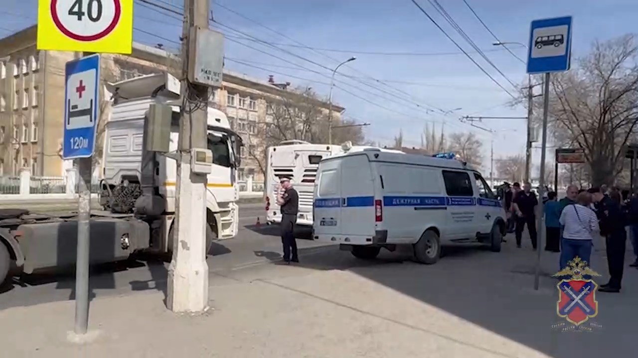 В Волгограде четверо подростков попали под колеса автомобиля