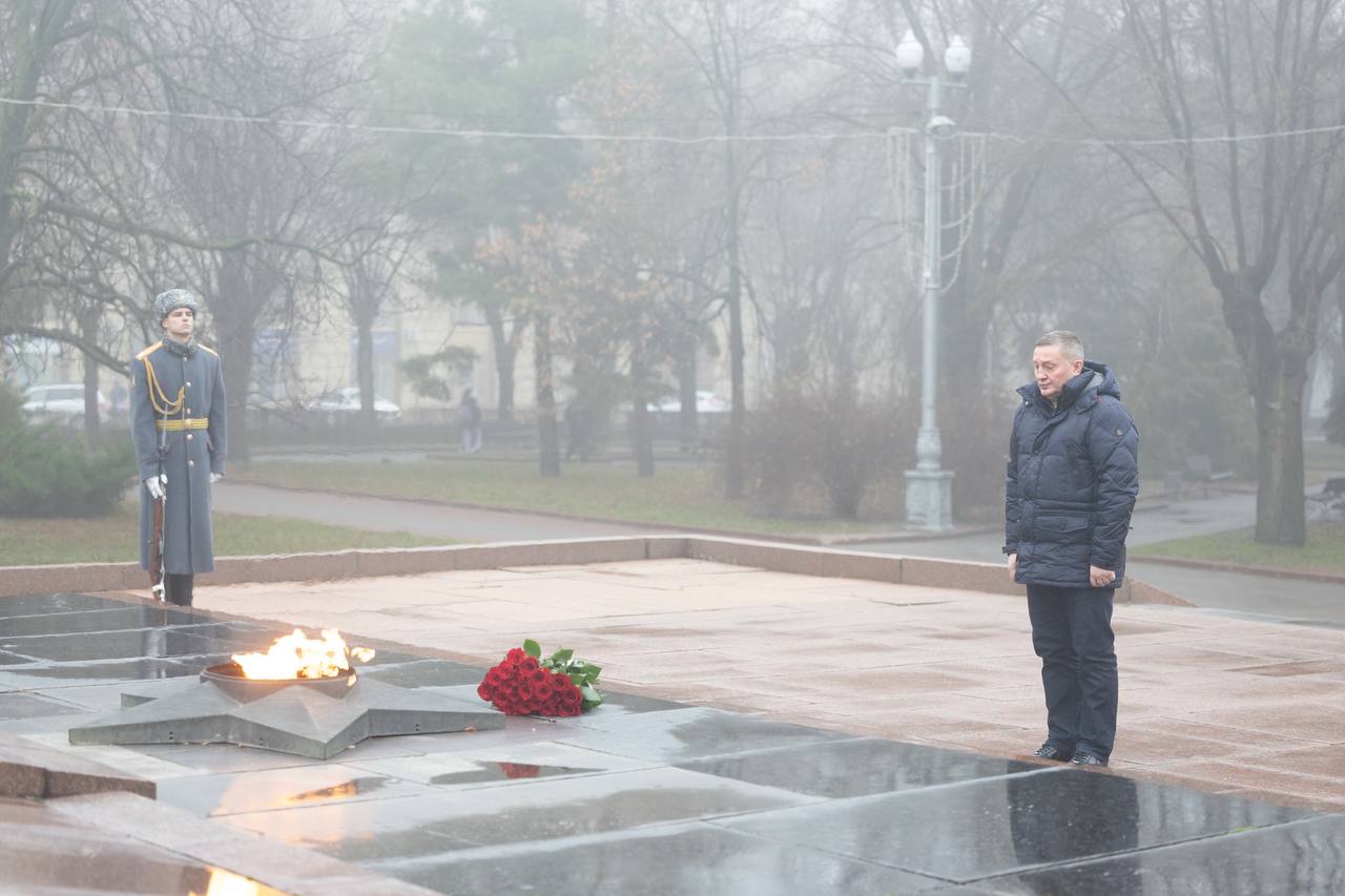 Губернатор Волгоградской области почтил память защитников Отечества