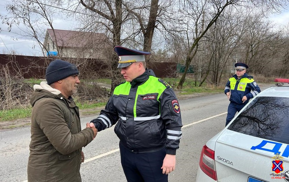 В Волгоградской области спасли застрявшего в грязи дальнобойщика