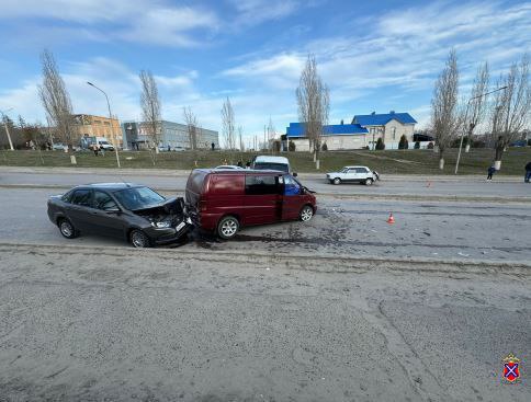 5 апреля в Волгоградской области столкнулись сразу четыре машины