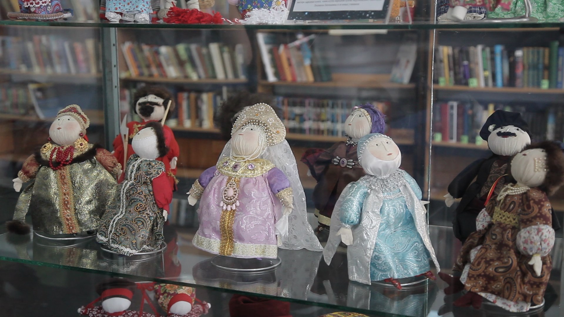 В волгоградской библиотеке имени Горького открылась выставка кукол