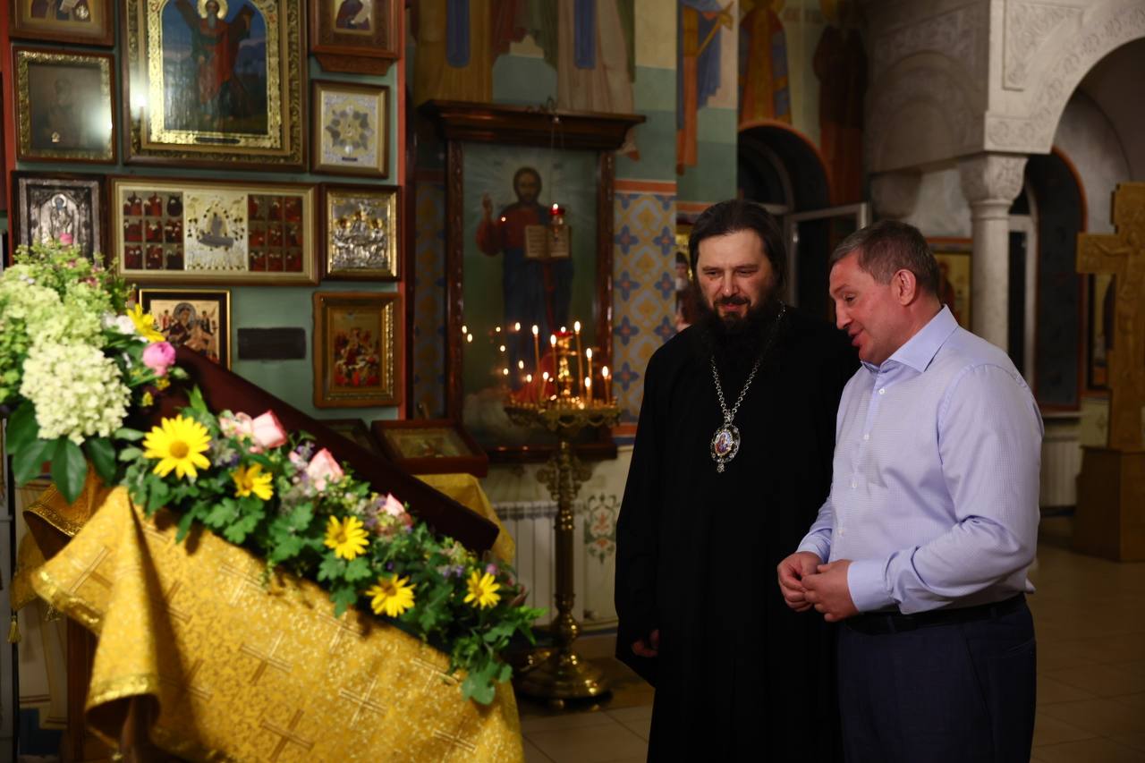 Губернатор Андрей Бочаров и митрополит Феодор встретили в Волгограде икону Русских Побед