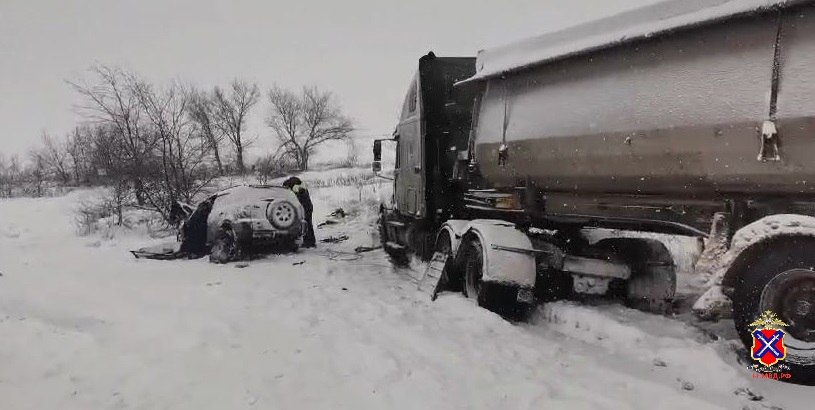 На трассе в Волгоградской области многотонный грузовик раздавил иномарку