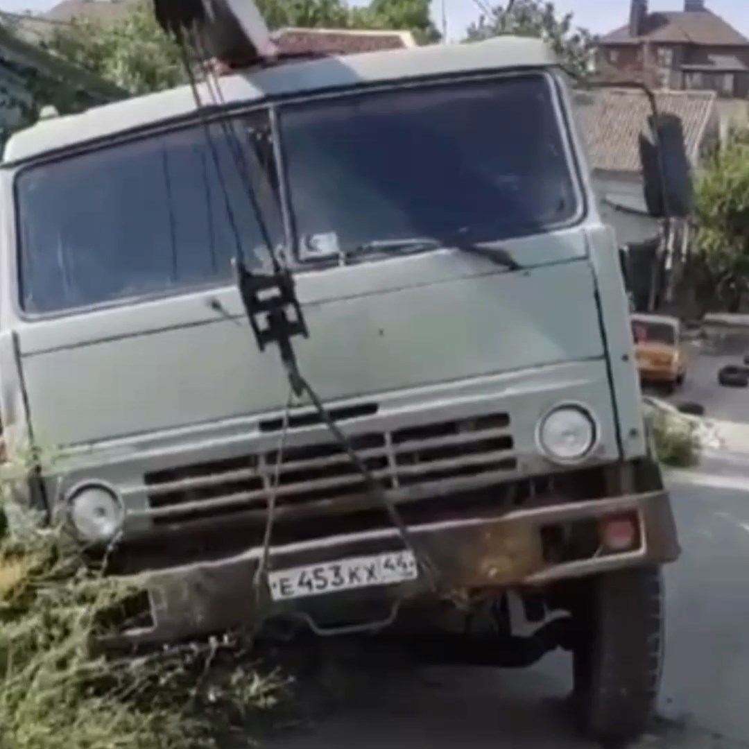 В Волгограде грузовик едва не врезался в частный дом