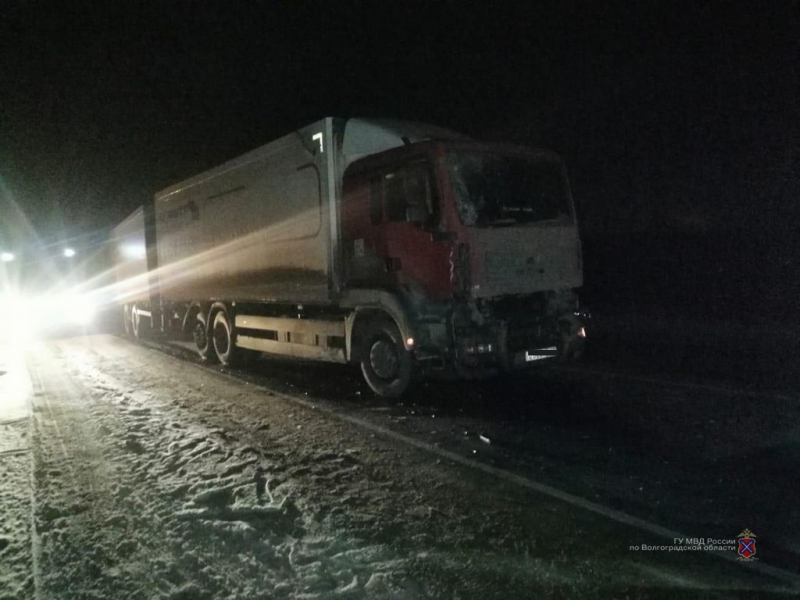 Под Волгоградом в ДТП попали сразу три грузовых автомобиля