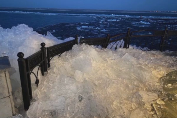 В Волгоградской области льдина повредила ограждение