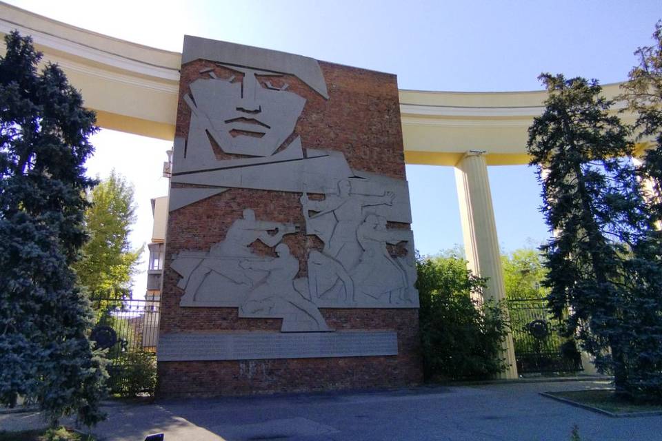 В Волгограде стартовали работы по восстановлению барельефа на площади Ленина