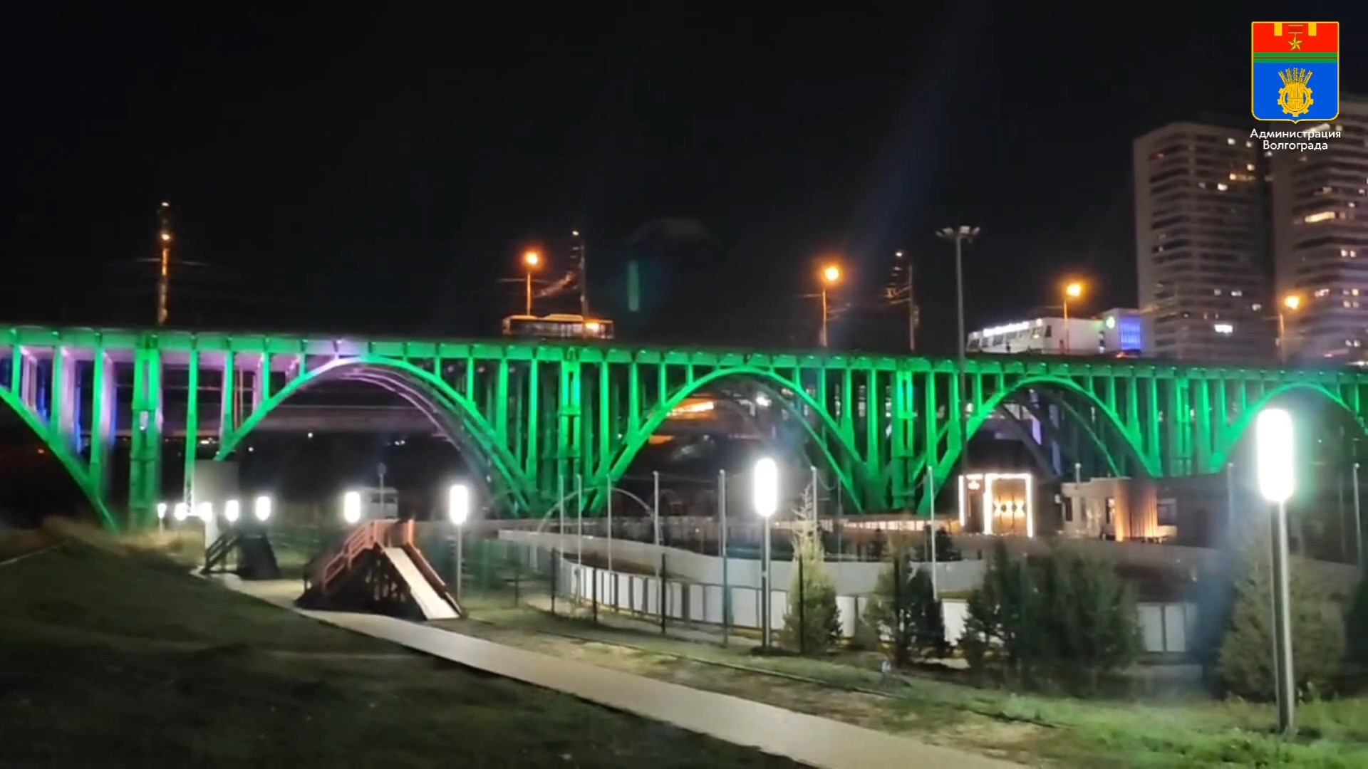 В знак поддержки экологической акции мост в Волгограде сменил подсветку