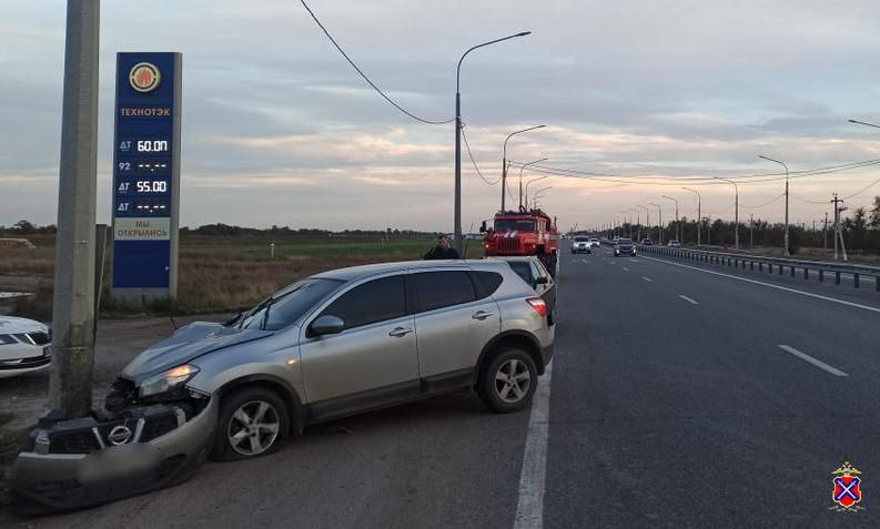 В Волгоградской области в ДТП повреждены два автомобиля и световая опора