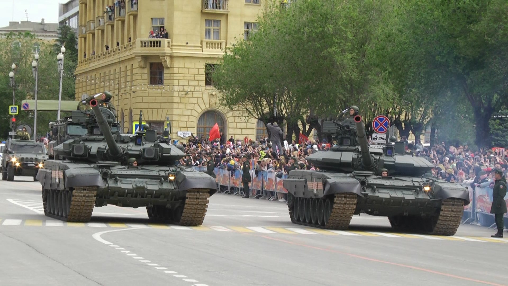 В Параде Победы на главной площади Сталинграда приняли участие более 2 тысяч человек