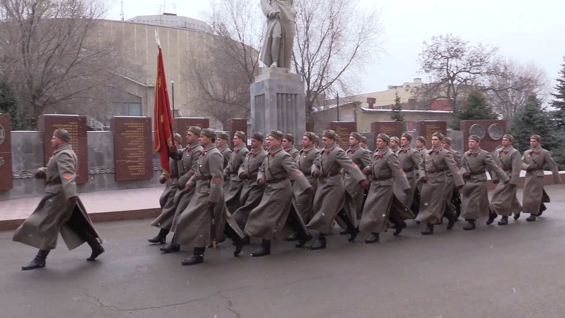 Волгоградские полицейские продолжают подготовку к параду