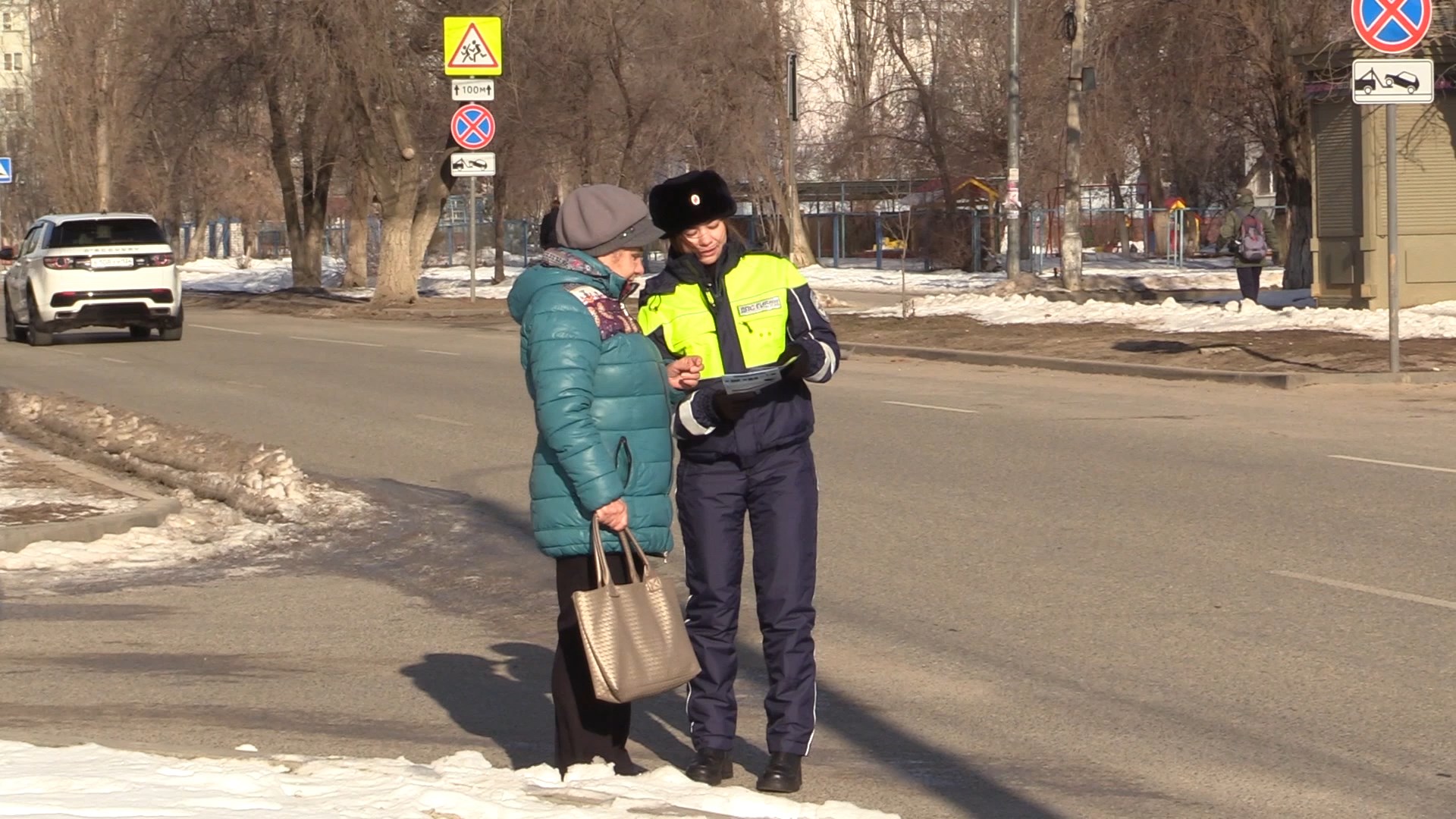 Волгоградские госавтоинспекторы напомнили пешеходам правила безопасности