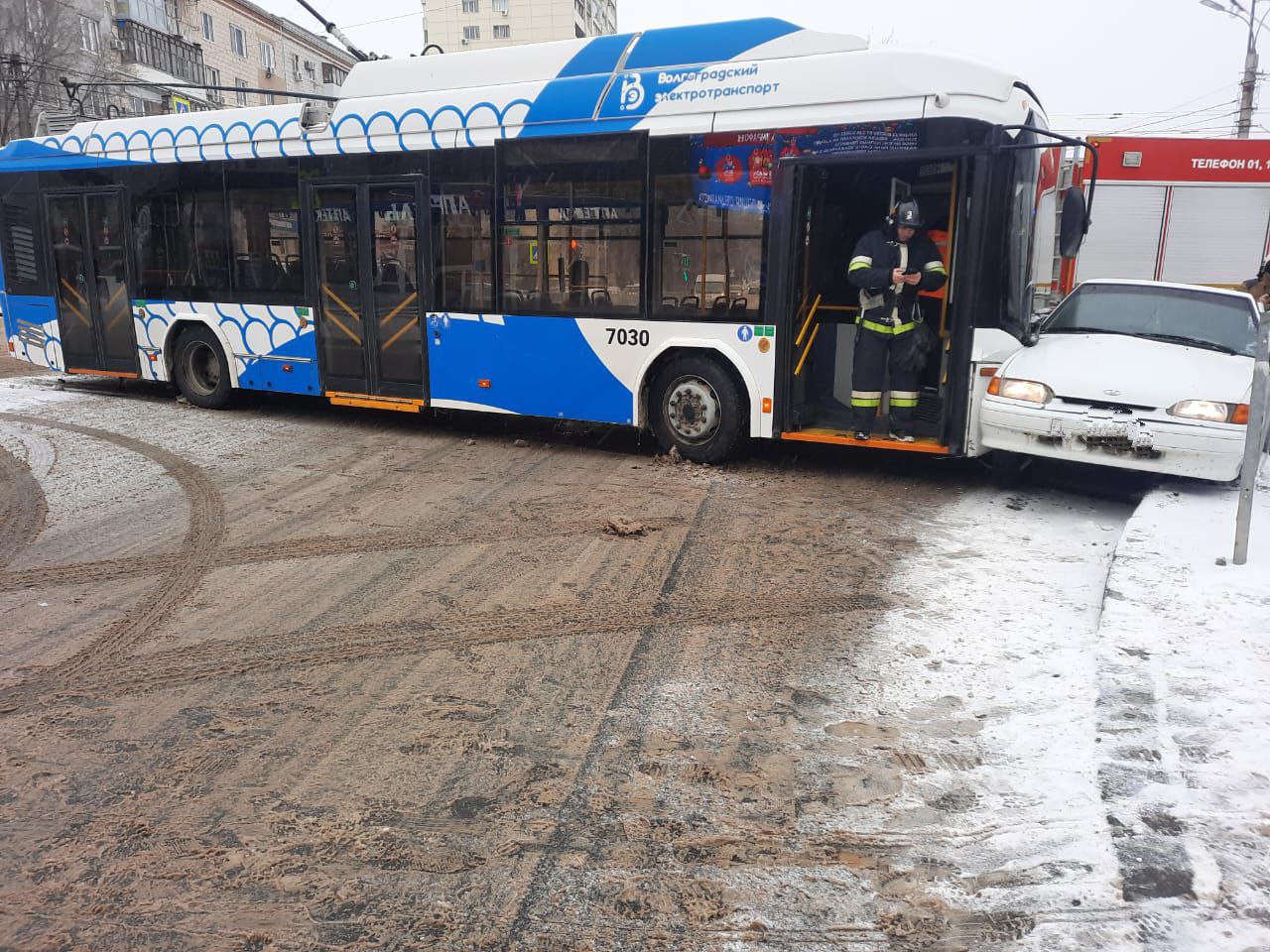 В центре Волгограда столкнулись легковушка и троллейбус