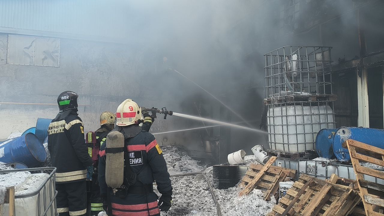 В Волгограде ликвидировали открытое горение на заводе лакокрасочных покрытий