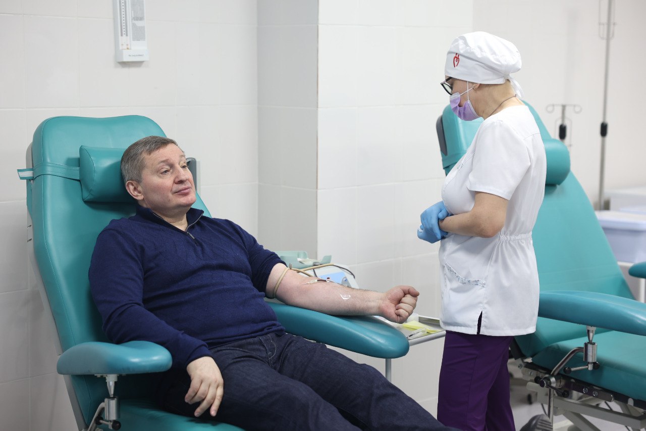 Утром 23 марта губернатор Волгоградской области сдал кровь