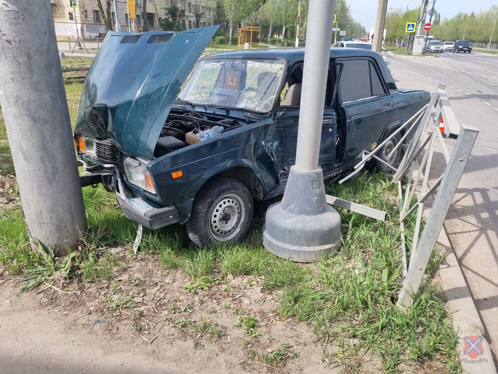 18 апреля в Волжском в аварии пострадал водитель «ВАЗ-2105»