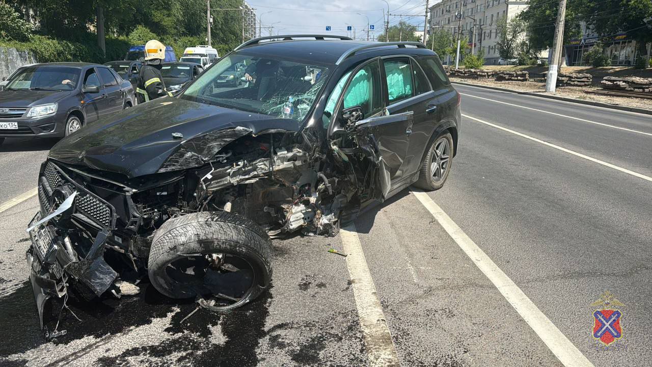 В Волгограде водитель из-за плохого самочувствия протаранил столб