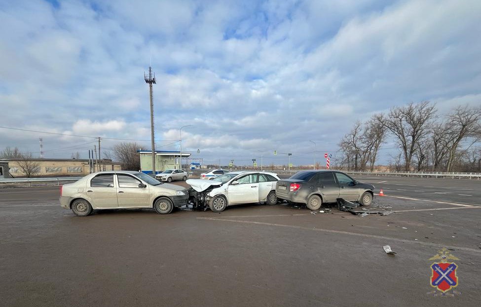 30 декабря в Волгограде случилось ДТП с четырьмя машинами