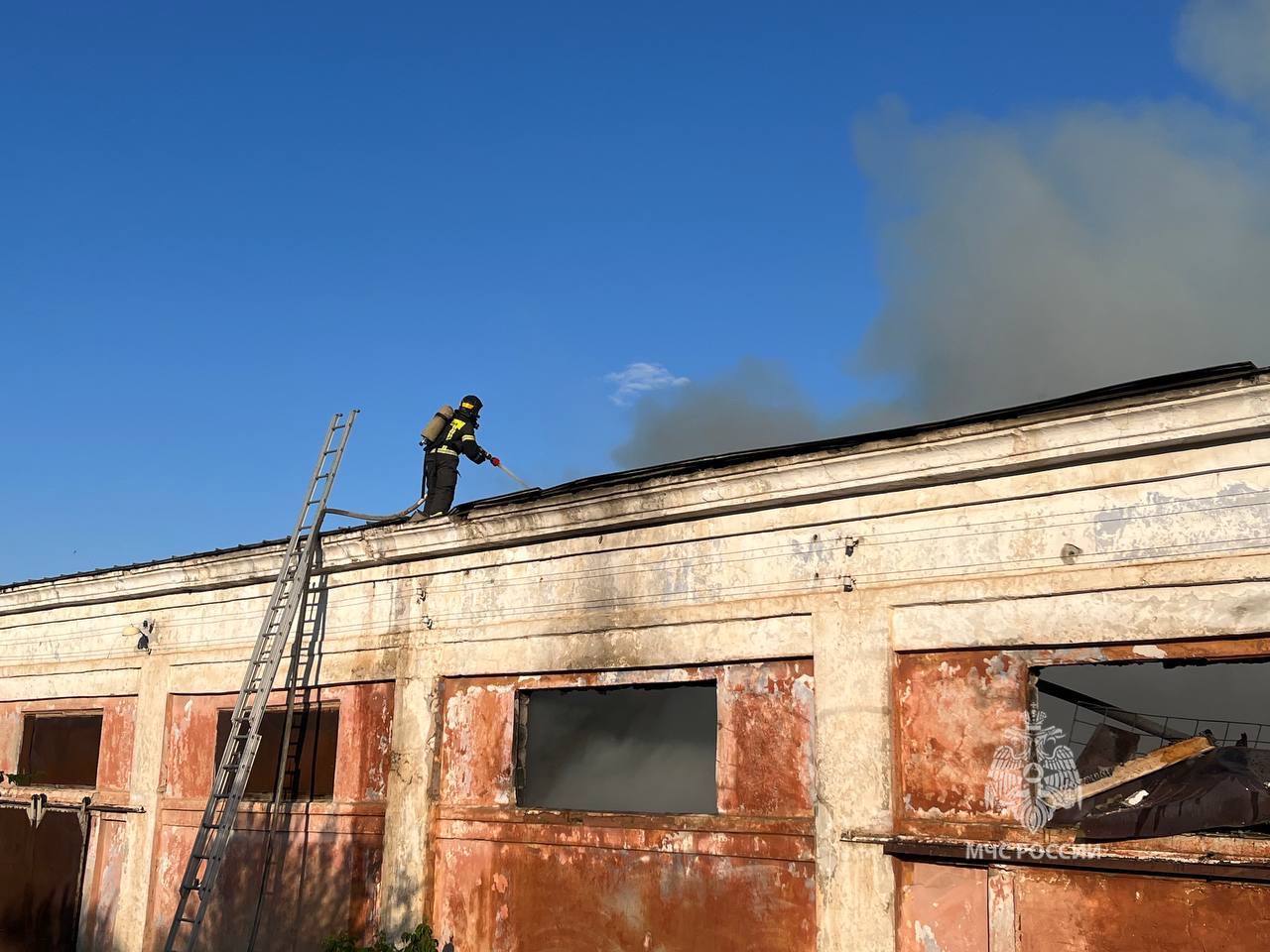 В Волгограде сотрудники МЧС ликвидировали пожар в Ворошиловском районе