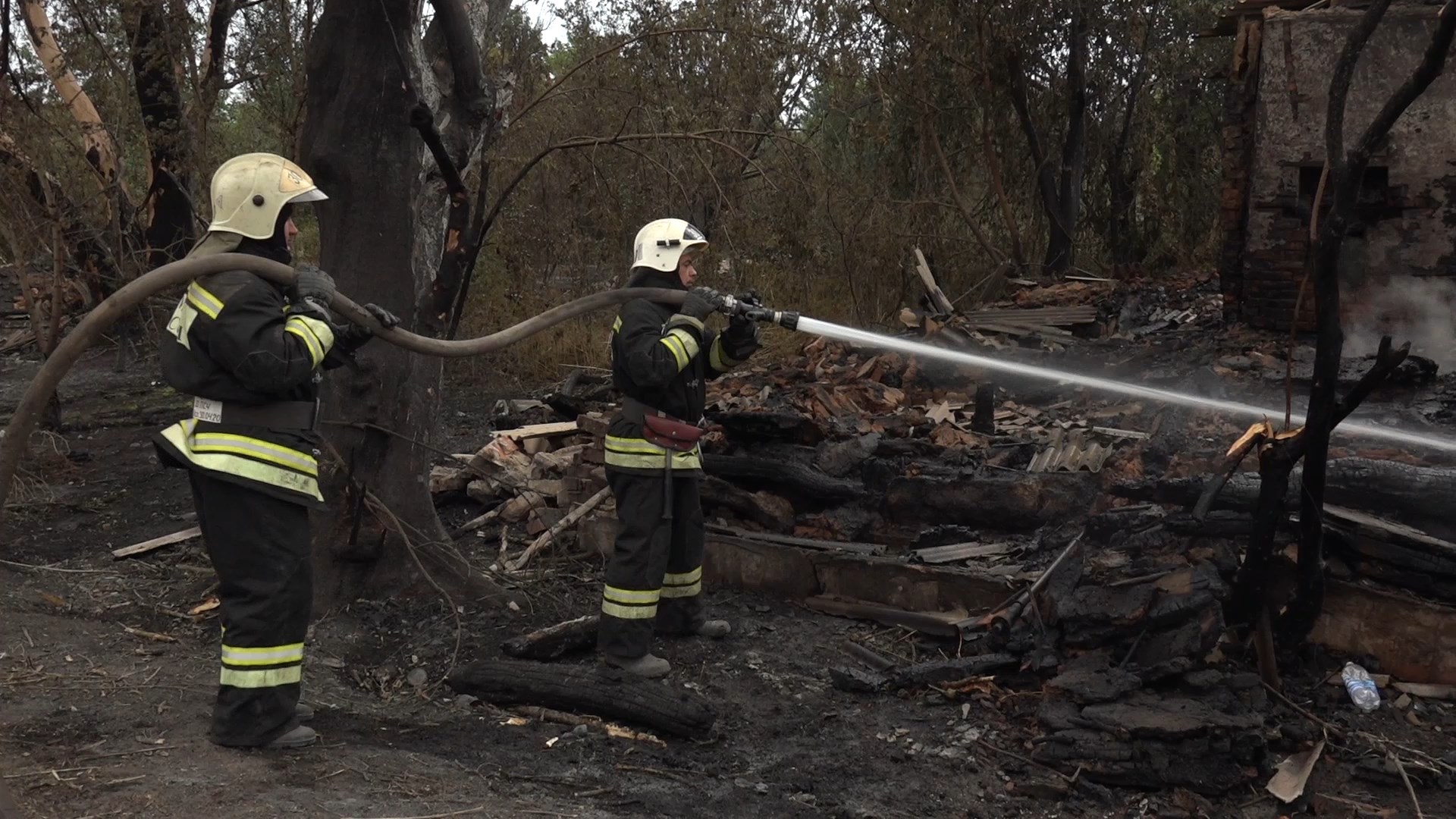 В Волгограде пожарные три часа боролись с ночным возгоранием