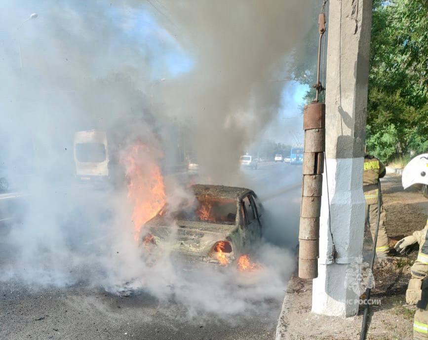 Волгоградские пожарные потушили вспыхнувший автомобиль