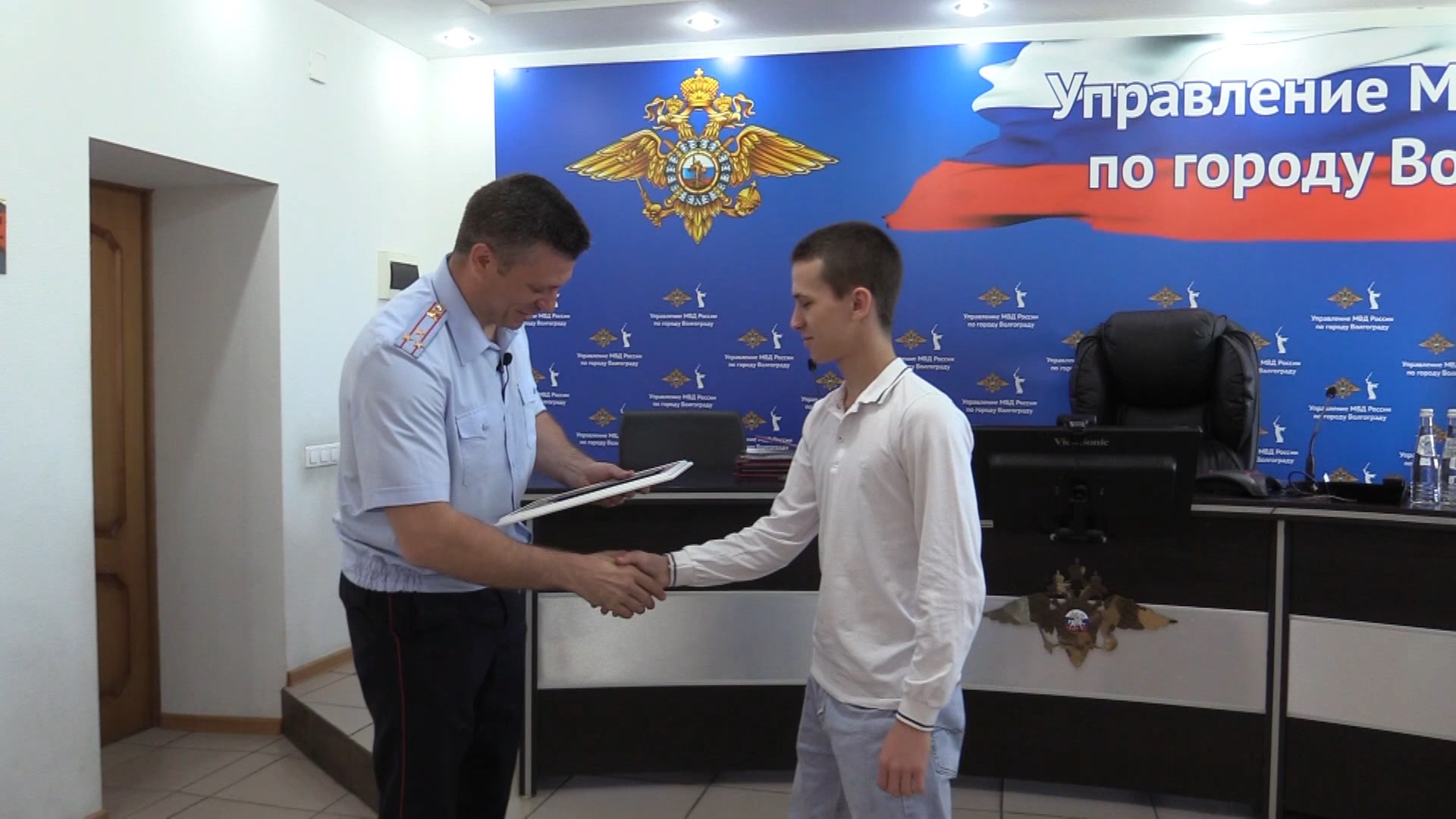 В Волгограде наградили молодого человека, который помог задержать грабителя