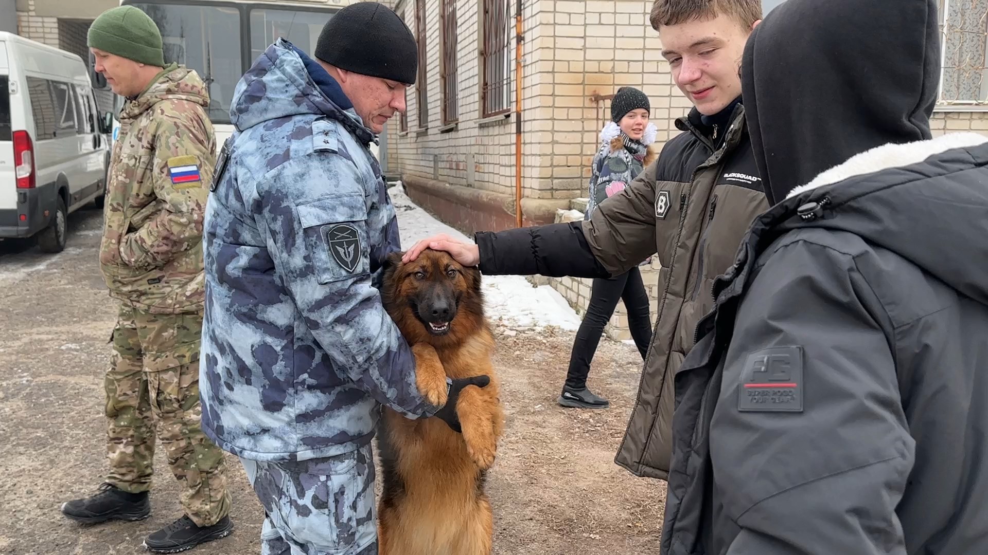 Волгоградские росгвардейцы показали школьникам образцы вооружения