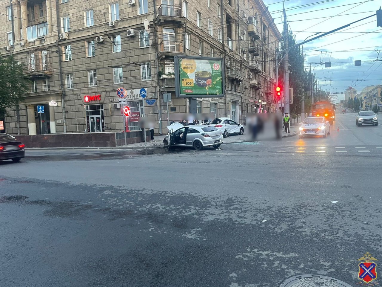 Трое молодых людей пострадали в ночном ДТП в центре Волгограда