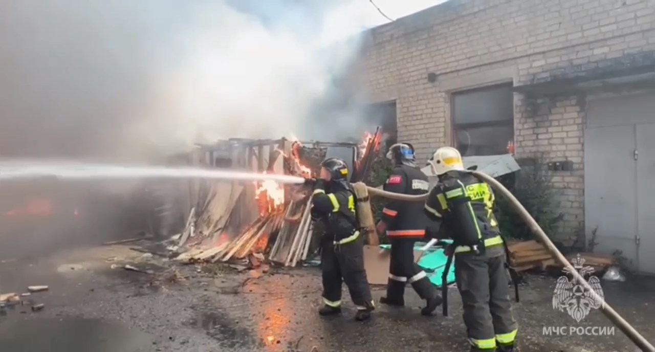 В Волгограде загорелся склад с картоном