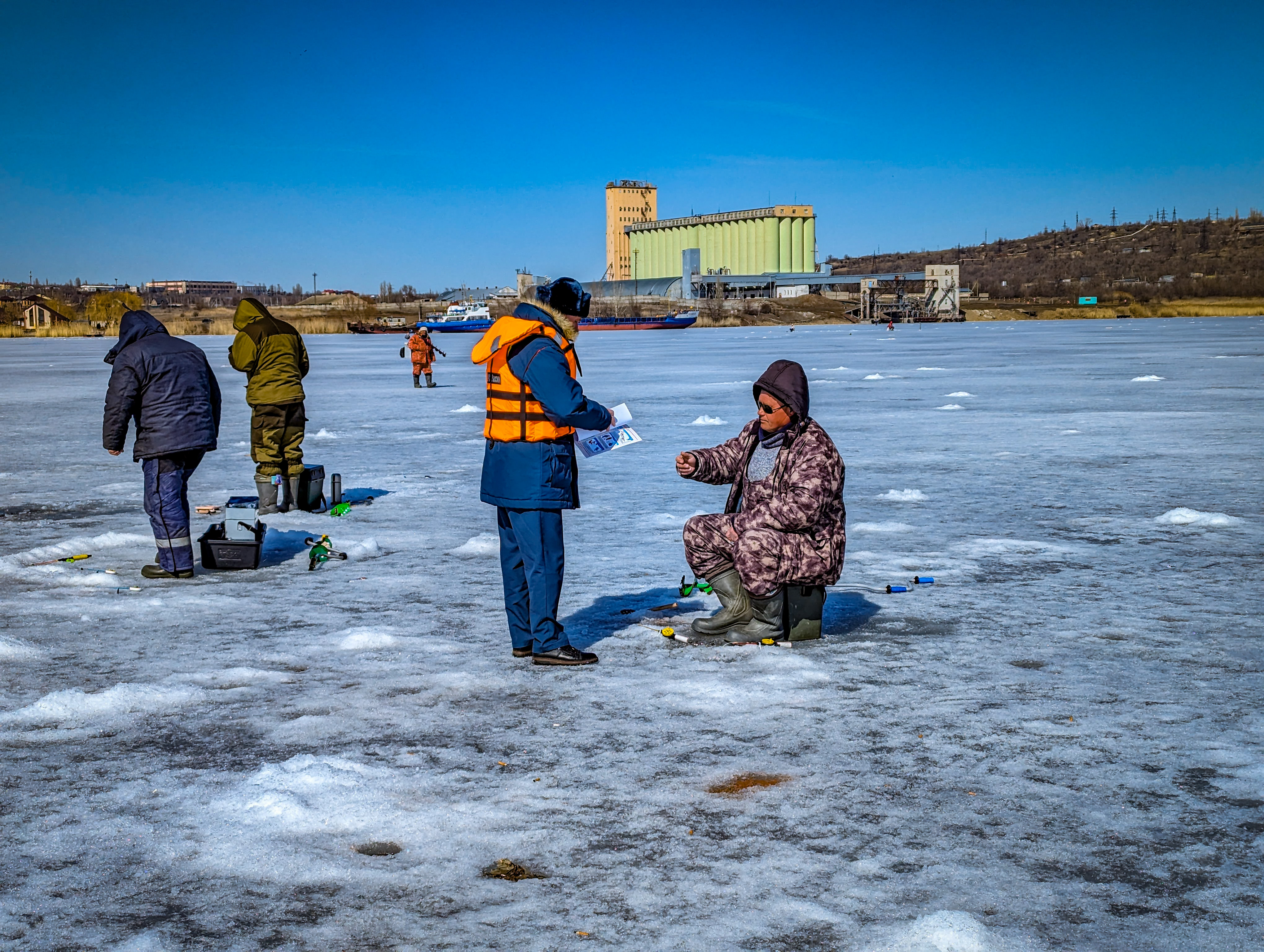 В Волгоградской области сотрудники МЧС патрулируют места выхода на лед
