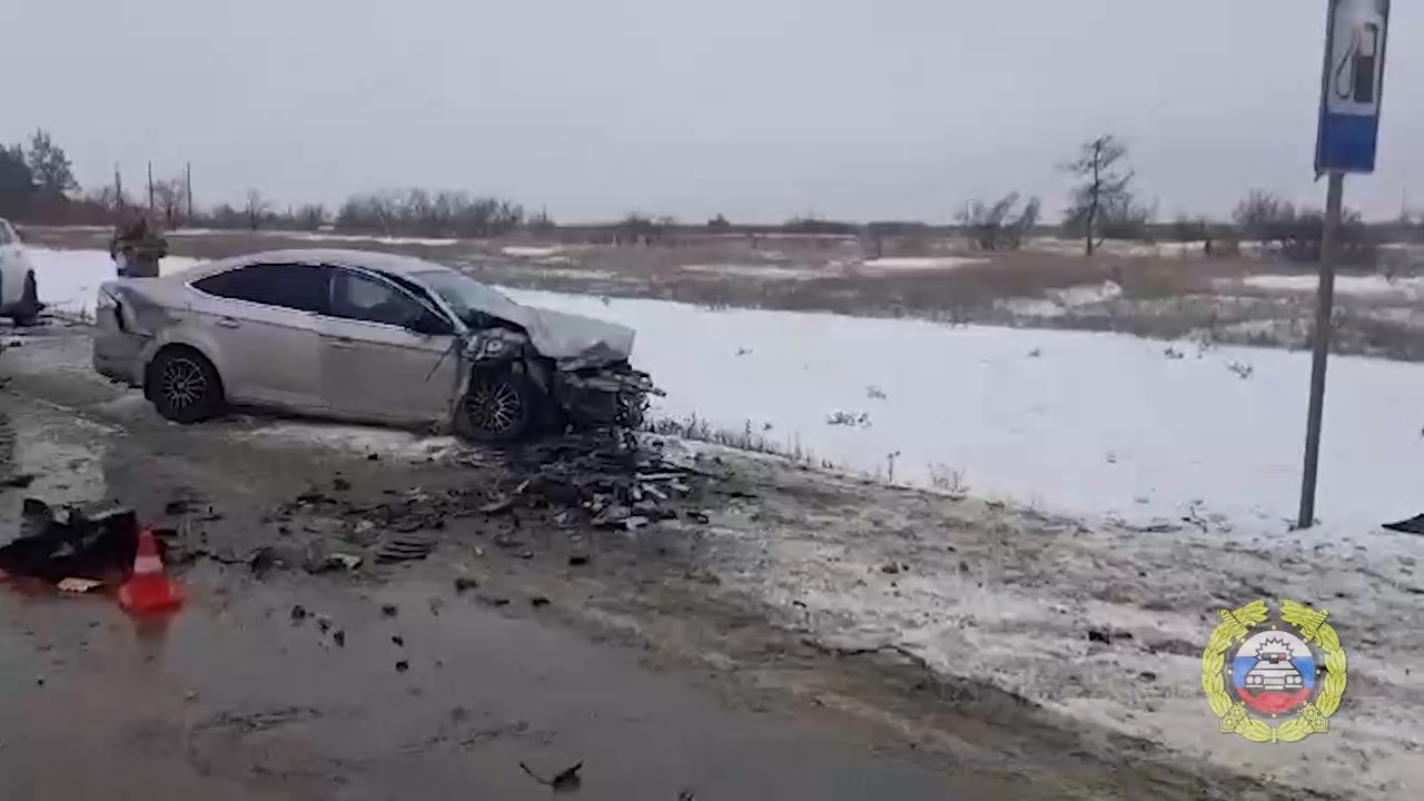 На трассе в Волгоградской области в тройном ДТП погиб пассажир