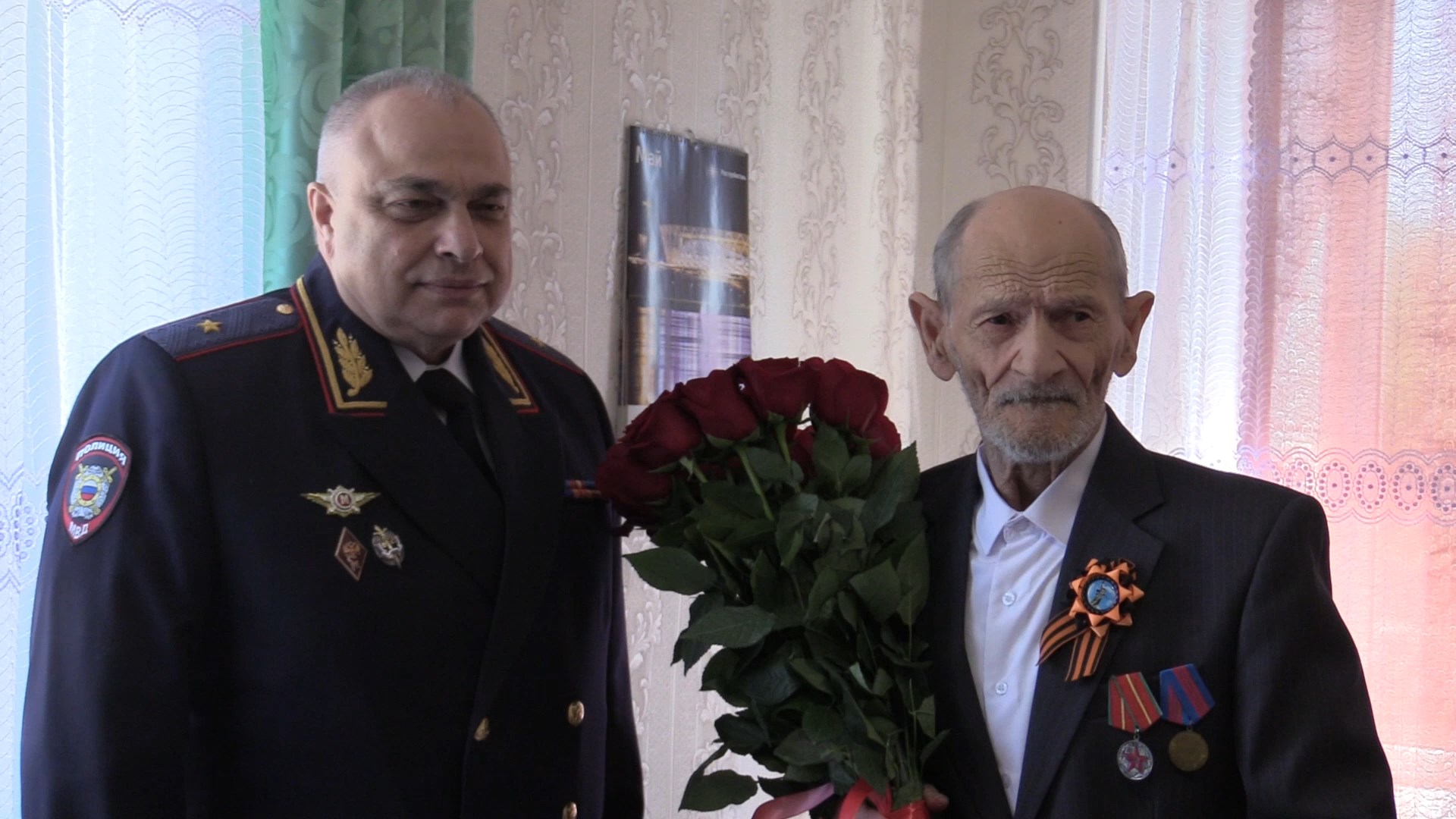 В преддверие Дня Победы волгоградские полицейские поздравляют ветеранов