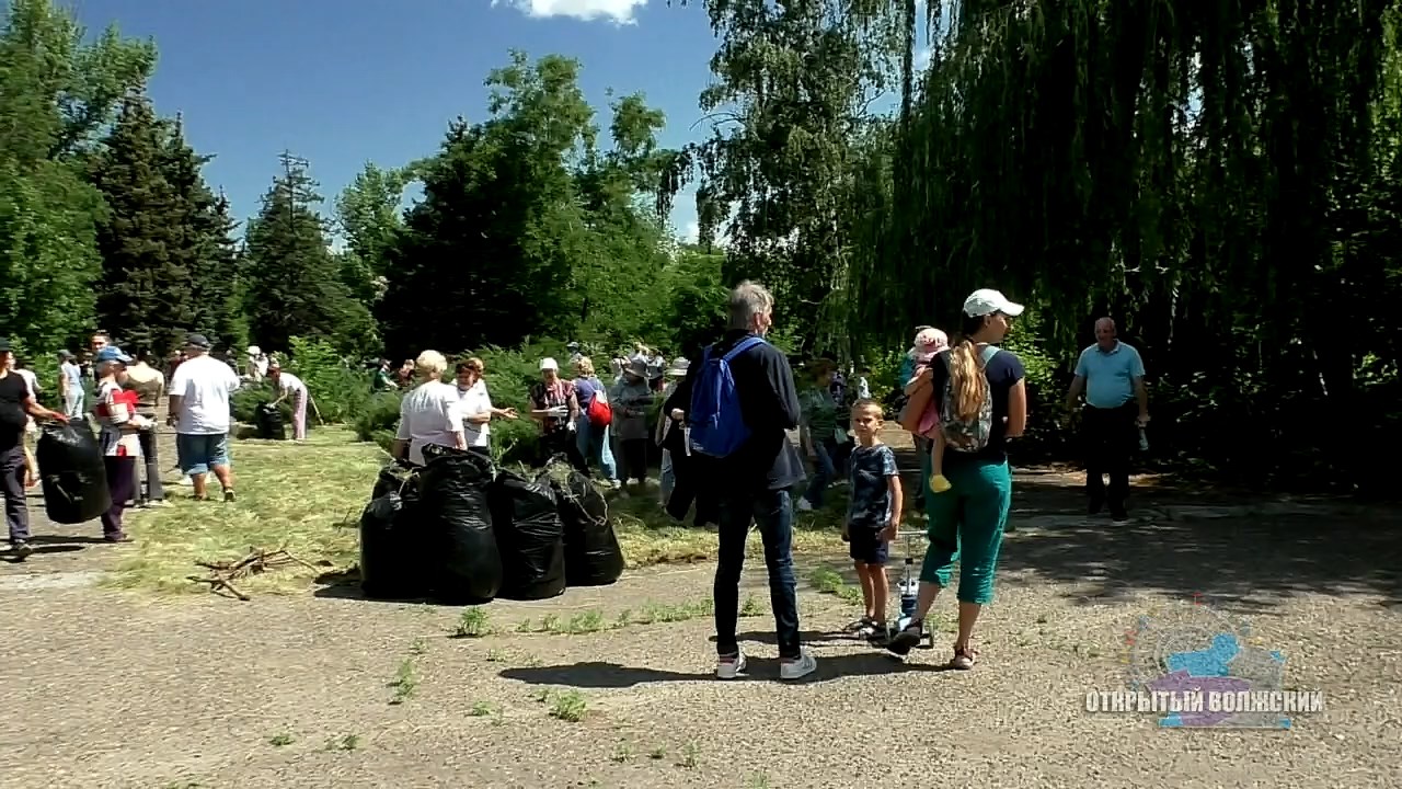 Волжане приняли участие в патриотическом субботнике