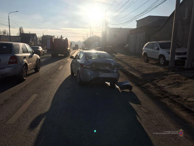 В Волгограде водитель не выдержал безопасную дистанцию и врезался в стоящее авто