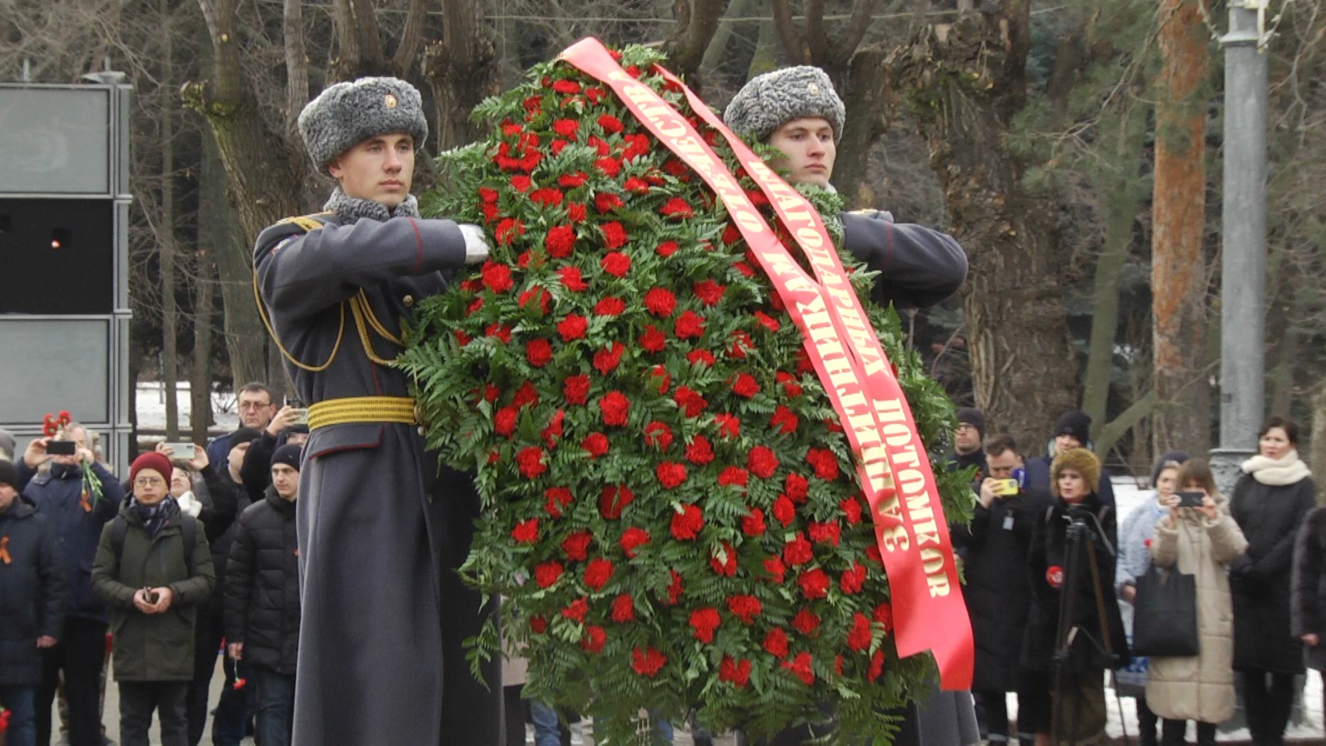 Защитник волгоград. Вечный огонь. Вечный огонь на площади павших борцов Волгоград. Площадь павших борцов Волгоград.