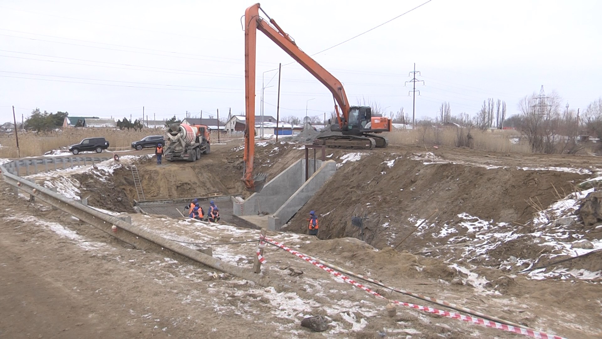 В Волгоградской области возводят четыре новых водопропускных сооружения