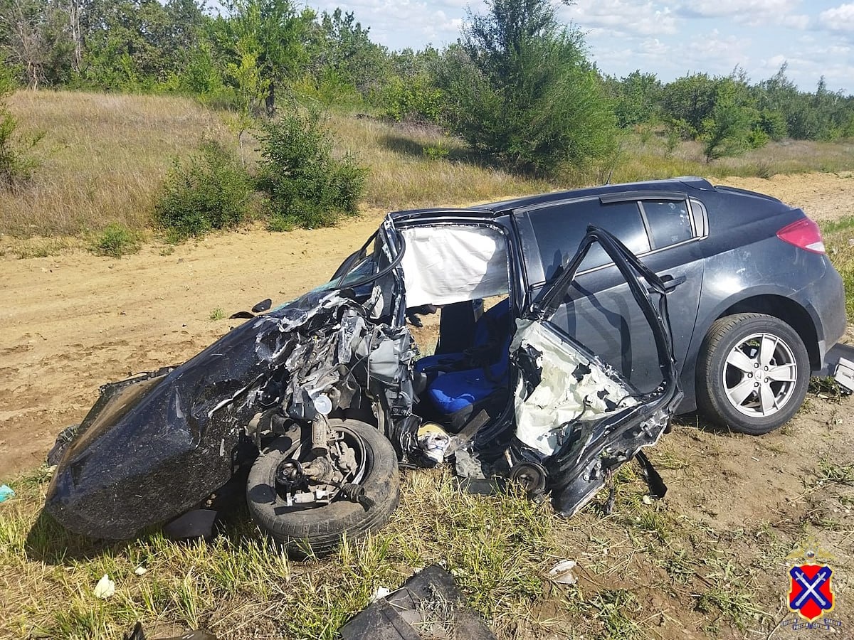 В лобовом ДТП на трассе в Волгоградской области погиб человек